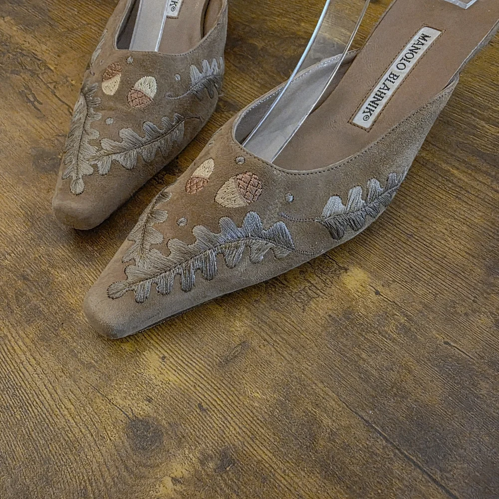Manolo Blahnik Tan Brown Acorn Embroidered Heels - Picture 4 of 15